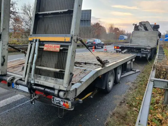 Auffahrunfall mit LKW auf A33 bei Harderberg: Sattelzug gerät in Schieflage, Maschine fällt von Anhänger