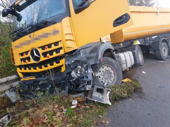 Auffahrunfall mit LKW auf A33 bei Harderberg: Sattelzug gerät in Schieflage, Maschine fällt von Anhänger