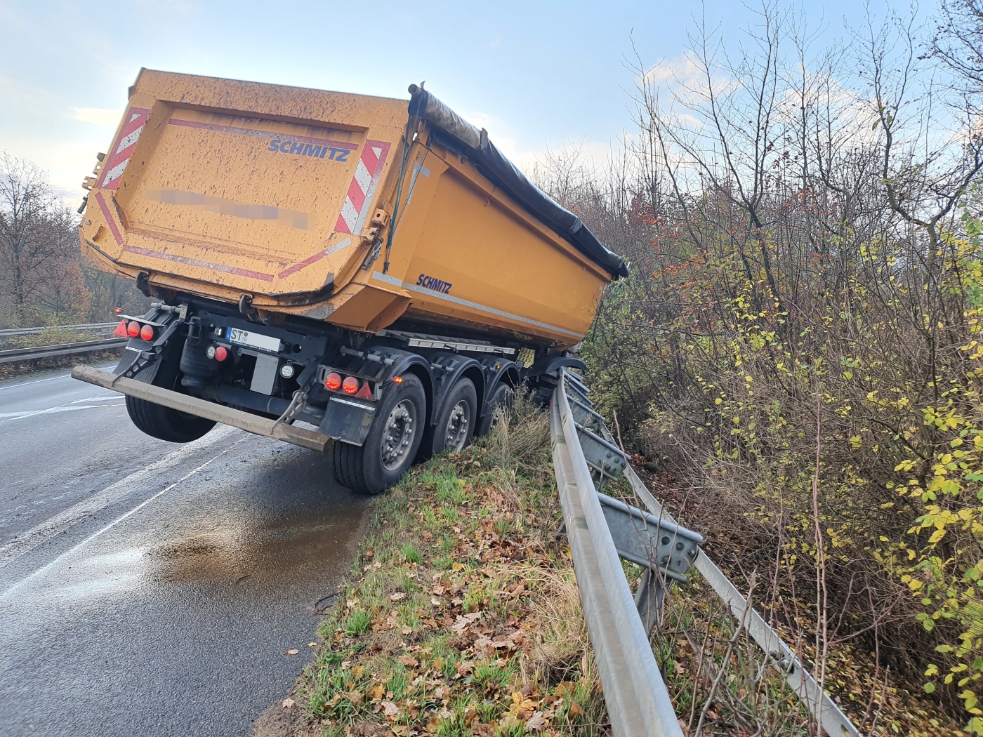 Auffahrunfall mit LKW auf A33 bei Harderberg: Sattelzug gerät in Schieflage, Maschine fällt von Anhänger