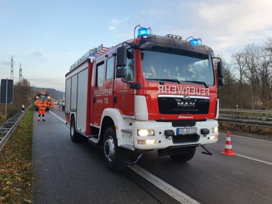 Auffahrunfall mit LKW auf A33 bei Harderberg: Sattelzug gerät in Schieflage, Maschine fällt von Anhänger