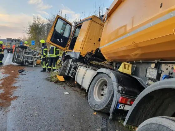 Auffahrunfall mit LKW auf A33 bei Harderberg: Sattelzug gerät in Schieflage, Maschine fällt von Anhänger