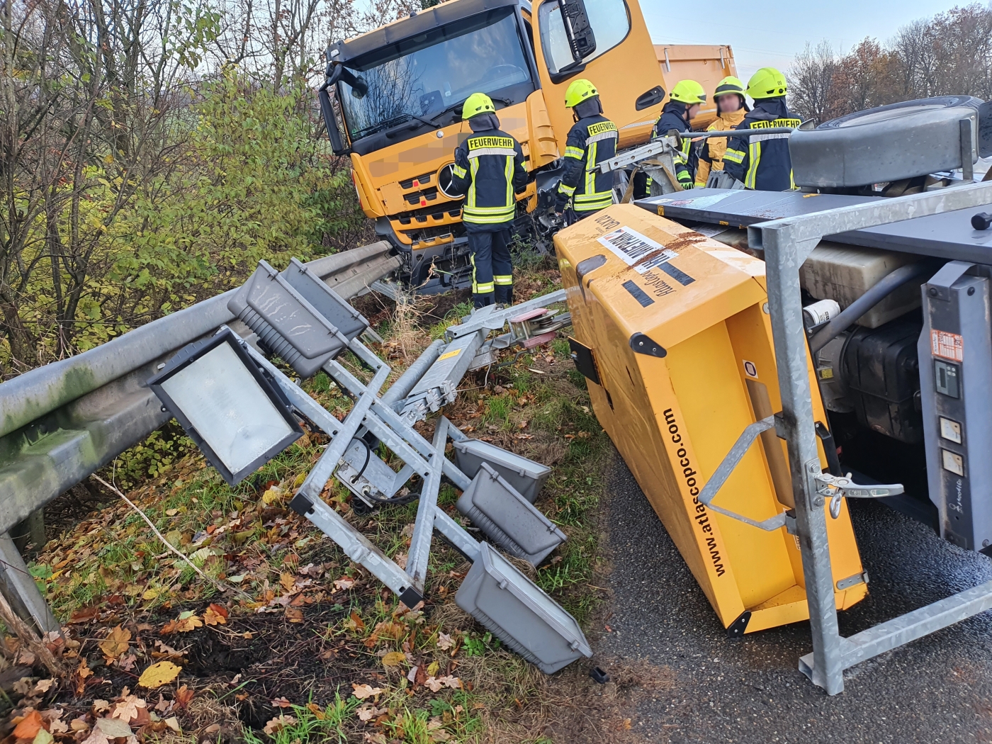 Auffahrunfall mit LKW auf A33 bei Harderberg: Sattelzug gerät in Schieflage, Maschine fällt von Anhänger