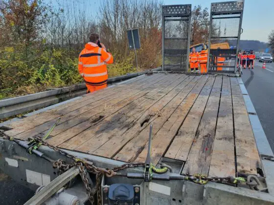 Auffahrunfall mit LKW auf A33 bei Harderberg: Sattelzug gerät in Schieflage, Maschine fällt von Anhänger