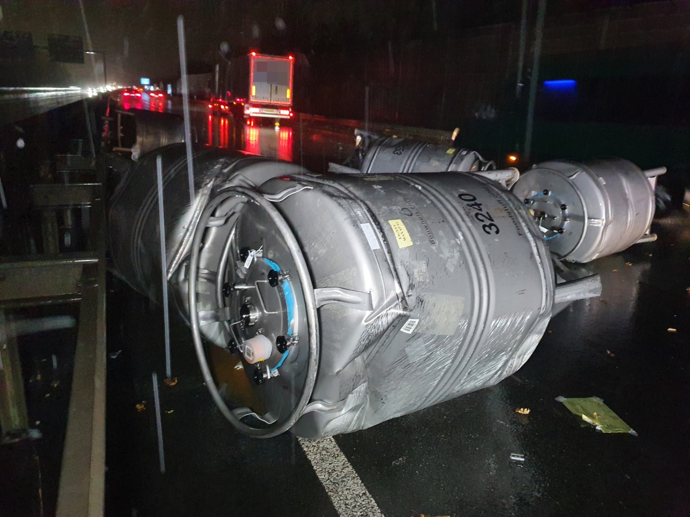 LKW verliert Fässer auf A33 bei Osnabrück – Eigelb fließt aus