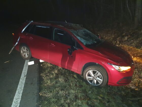 PKW überschlägt sich an Autobahnausfahrt der A33, Fahrer wird schwer verletzt