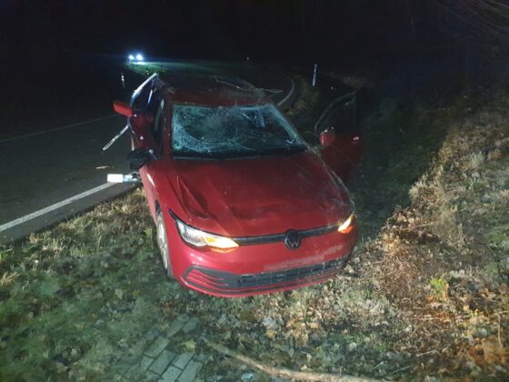 PKW überschlägt sich an Autobahnausfahrt der A33, Fahrer wird schwer verletzt