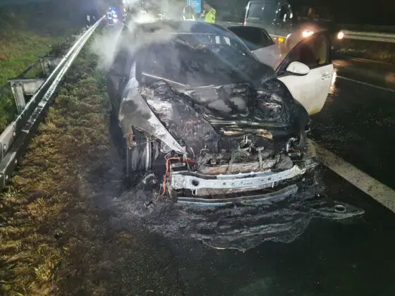 PKW-Brände auf Autobahn A33 enden mit Sachschäden