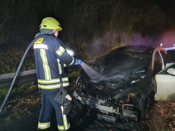 PKW-Brände auf Autobahn A33 enden mit Sachschäden