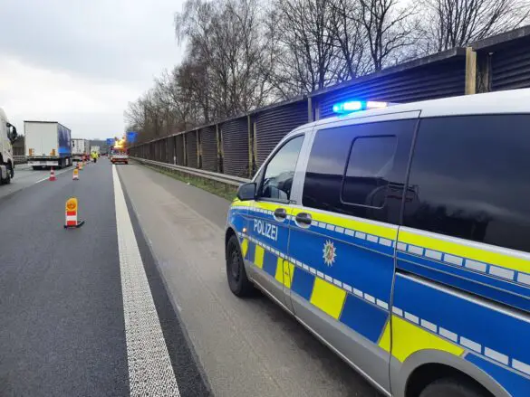 Transporter prallt auf A1 gegen Sattelzug – Fahrer schwer verletzt