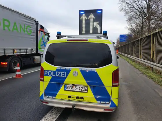 Transporter prallt auf A1 gegen Sattelzug – Fahrer schwer verletzt