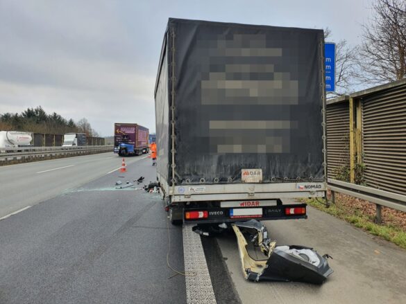 Transporter prallt auf A1 gegen Sattelzug – Fahrer schwer verletzt