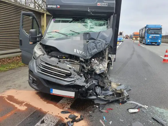 Transporter prallt auf A1 gegen Sattelzug – Fahrer schwer verletzt