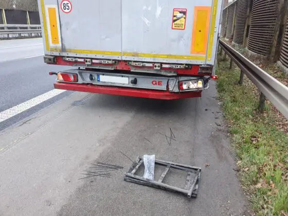 Transporter prallt auf A1 gegen Sattelzug – Fahrer schwer verletzt