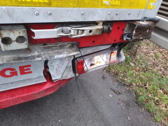 Transporter prallt auf A1 gegen Sattelzug – Fahrer schwer verletzt