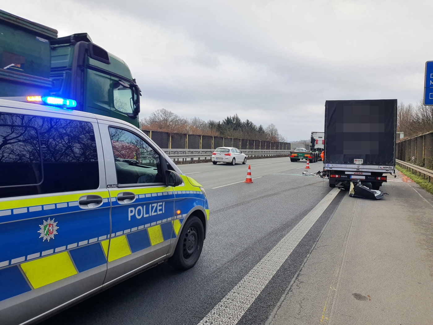 Transporter prallt auf A1 gegen Sattelzug – Fahrer schwer verletzt