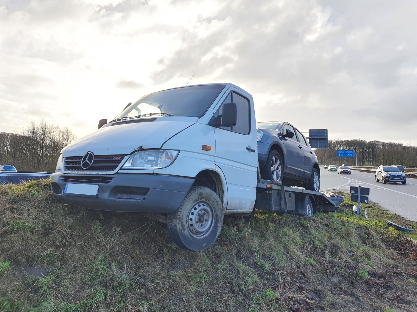 PKW-Transporter fährt auf Autobahnwall im Kreuz Osnabrück-Süd