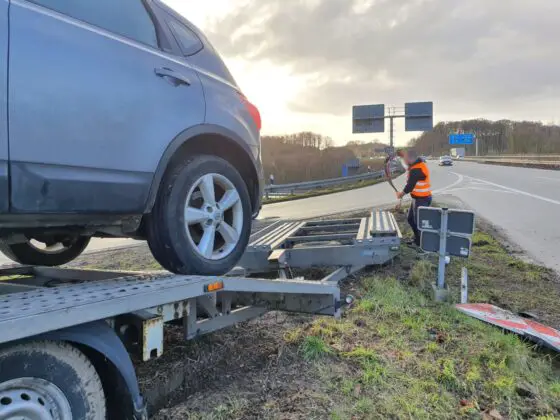 PKW-Transporter fährt auf Autobahnwall im Kreuz Osnabrück-Süd