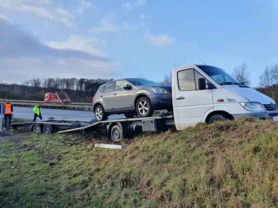 PKW-Transporter fährt auf Autobahnwall im Kreuz Osnabrück-Süd