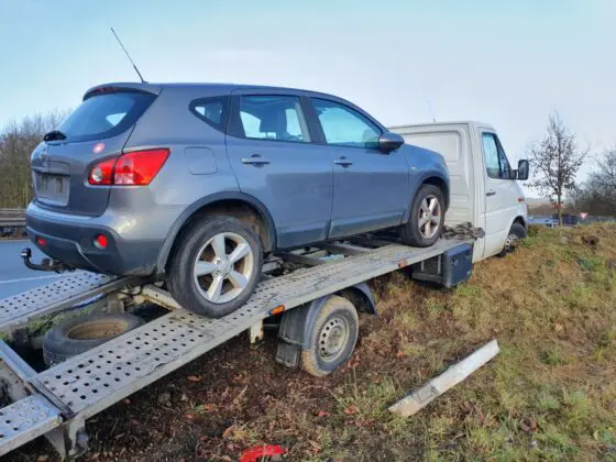 PKW-Transporter fährt auf Autobahnwall im Kreuz Osnabrück-Süd