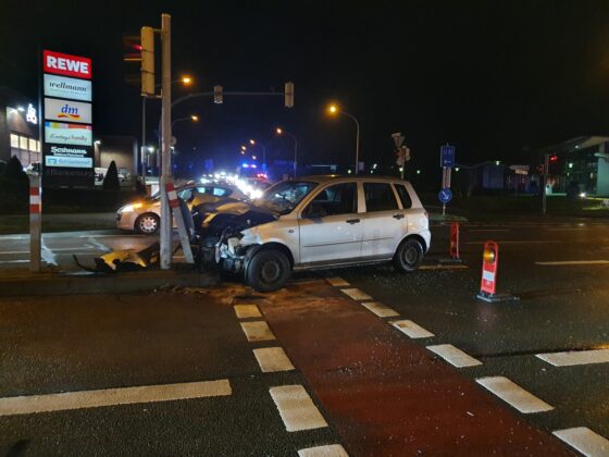 Zusammenstoß in Hellern: Autos nach Kollision stark beschädigt