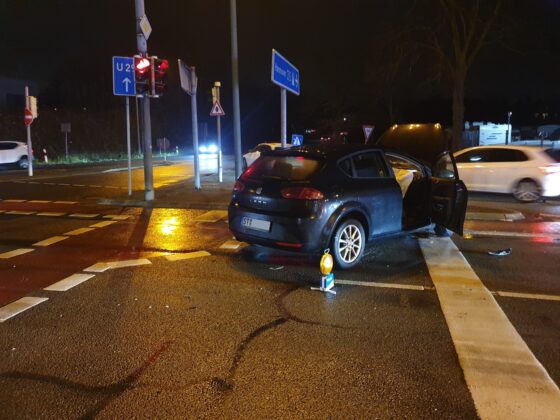 Zusammenstoß in Hellern: Autos nach Kollision stark beschädigt