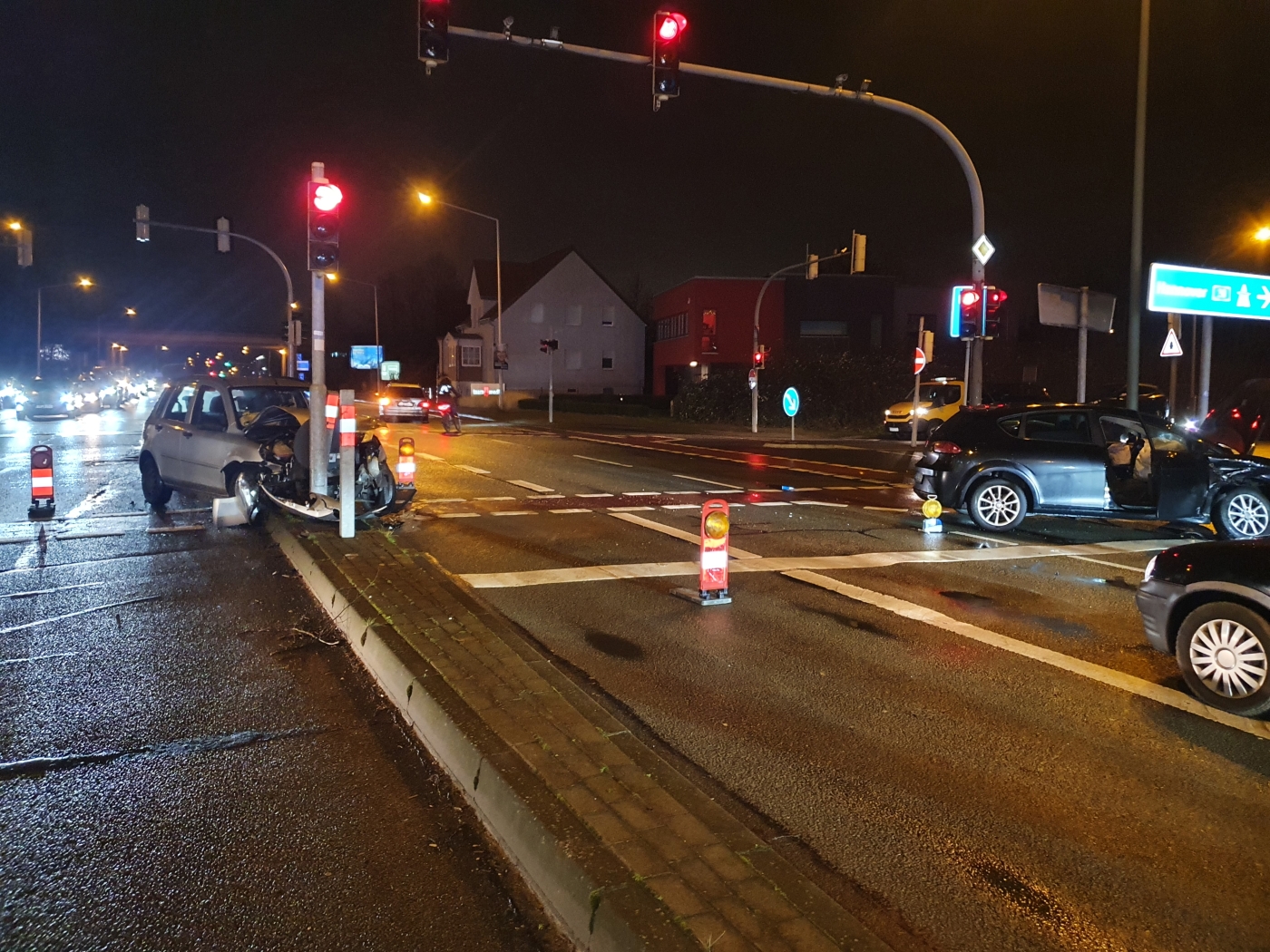 Zusammenstoß in Hellern: Autos nach Kollision stark beschädigt