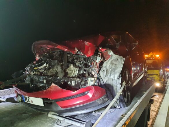 Stundenlange Vollsperrung auf A1 nach Kollision zwischen mehreren PKW und einem LKW