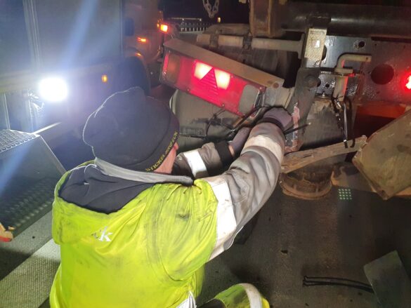 Stundenlange Vollsperrung auf A1 nach Kollision zwischen mehreren PKW und einem LKW