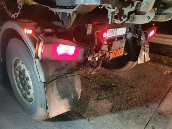 Stundenlange Vollsperrung auf A1 nach Kollision zwischen mehreren PKW und einem LKW