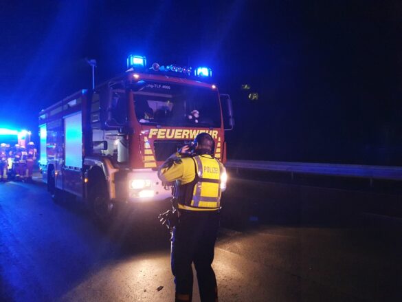 Tödlicher Unfall auf der Autobahn A1 bei Lengerich zwischen einem PKW und zwei LKW. / Foto: Heiko Westermann Tödlicher Unfall auf der Autobahn A1 bei Lengerich zwischen einem PKW und zwei LKW