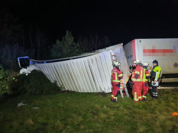 Tödlicher Unfall auf der Autobahn A1 bei Lengerich zwischen einem PKW und zwei LKW. / Foto: Heiko Westermann Tödlicher Unfall auf der Autobahn A1 bei Lengerich zwischen einem PKW und zwei LKW