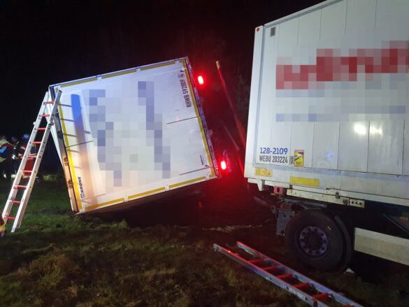 Tödlicher Unfall auf der Autobahn A1 bei Lengerich zwischen einem PKW und zwei LKW. / Foto: Heiko Westermann Tödlicher Unfall auf der Autobahn A1 bei Lengerich zwischen einem PKW und zwei LKW