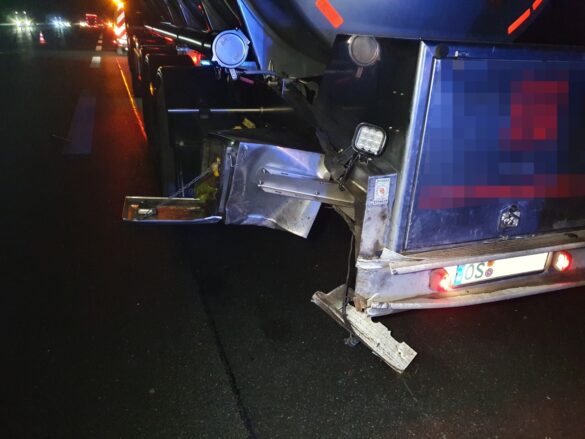 Tödlicher Unfall auf der Autobahn A1 bei Lengerich zwischen einem PKW und zwei LKW. / Foto: Heiko Westermann Tödlicher Unfall auf der Autobahn A1 bei Lengerich zwischen einem PKW und zwei LKW