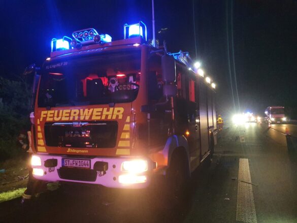 Tödlicher Unfall auf der Autobahn A1 bei Lengerich zwischen einem PKW und zwei LKW. / Foto: Heiko Westermann Tödlicher Unfall auf der Autobahn A1 bei Lengerich zwischen einem PKW und zwei LKW