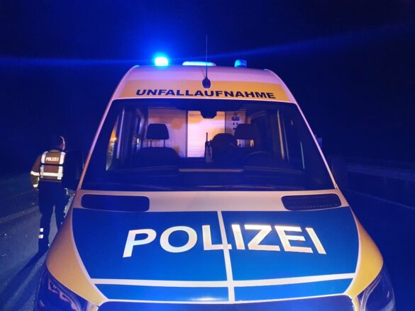 Tödlicher Unfall auf der Autobahn A1 bei Lengerich zwischen einem PKW und zwei LKW. / Foto: Heiko Westermann Tödlicher Unfall auf der Autobahn A1 bei Lengerich zwischen einem PKW und zwei LKW