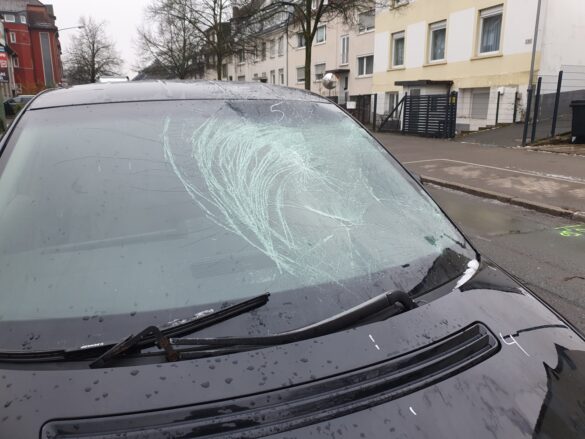 Schwerer Zusammenstoß zwischen PKW und Fußgänger auf Sutthauser Straße