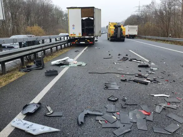 Schwerer Auffahrunfall auf Autobahn A30, LKW-Fahrer entgeht knapp einer Katastrophe