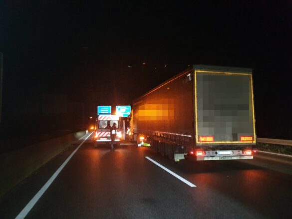 Fahrspuren auf Autobahn A30 stundenlang durch defekten LKW blockiert