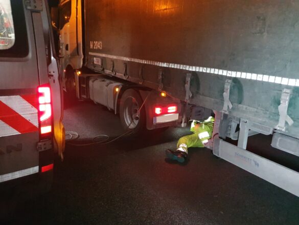 Fahrspuren auf Autobahn A30 stundenlang durch defekten LKW blockiert