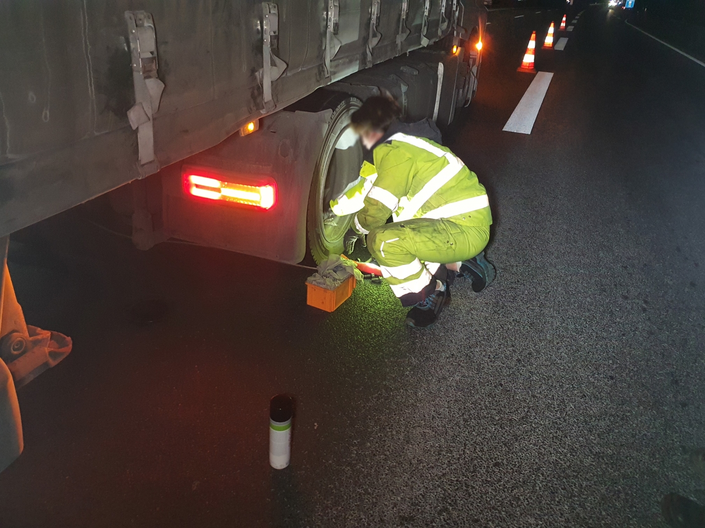 Fahrspuren auf Autobahn A30 stundenlang durch defekten LKW blockiert. / Foto: Heiko Westermann Fahrspuren auf Autobahn A30 stundenlang durch defekten LKW blockiert