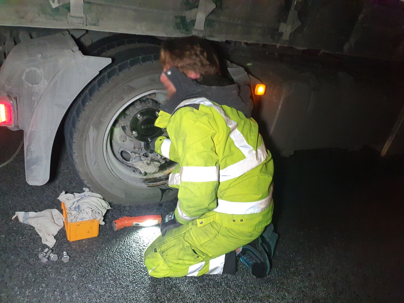 Fahrspuren auf Autobahn A30 stundenlang durch defekten LKW blockiert. / Foto: Heiko Westermann Fahrspuren auf Autobahn A30 stundenlang durch defekten LKW blockiert