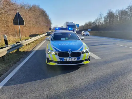 Unfall mit zwei PKW und einem LKW bei Spurwechsel auf der A30 bei Osnabrück