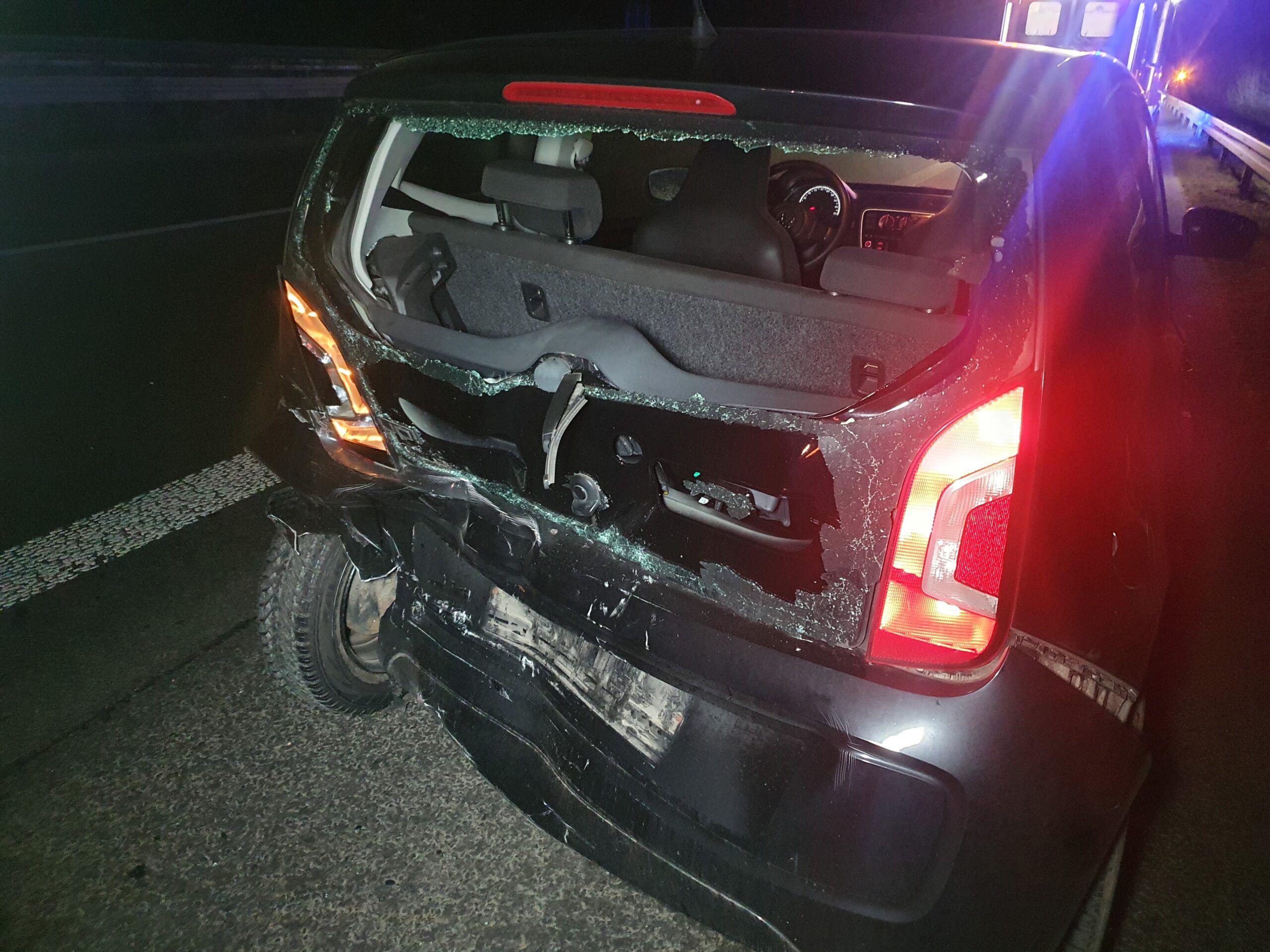 Unfall bei knappem Überholmanöver auf Autobahn – Zahlreiche Rettungskräfte rücken bei Ibbenbüren aus. / Foto: Heiko Westermann Unfall bei Überholmanöver auf Autobahn - Rettungskräfte rücken bei Ibbenbüren aus