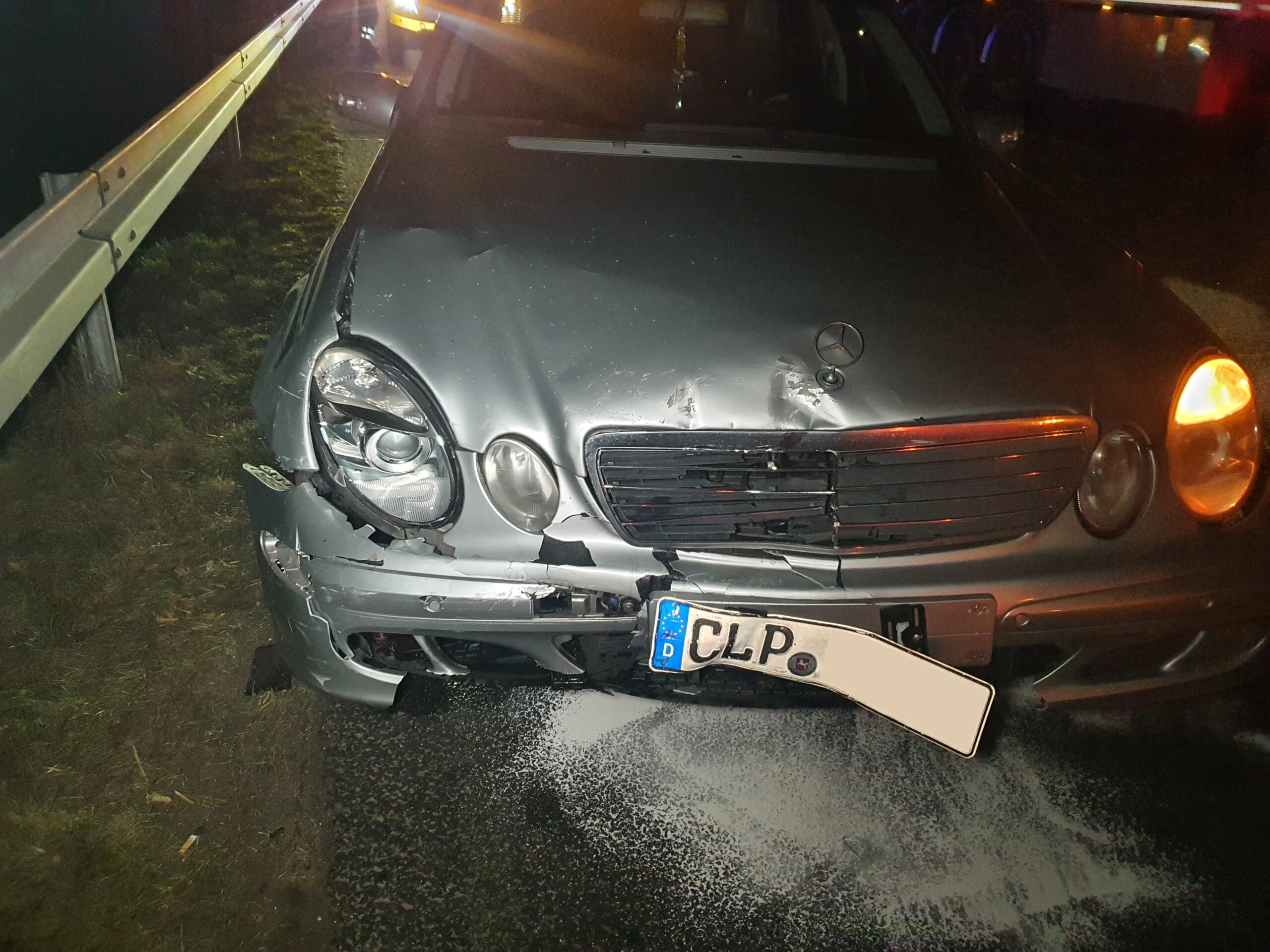 Unfall bei knappem Überholmanöver auf Autobahn – Zahlreiche Rettungskräfte rücken bei Ibbenbüren aus. / Foto: Heiko Westermann Unfall bei Überholmanöver auf Autobahn - Rettungskräfte rücken bei Ibbenbüren aus
