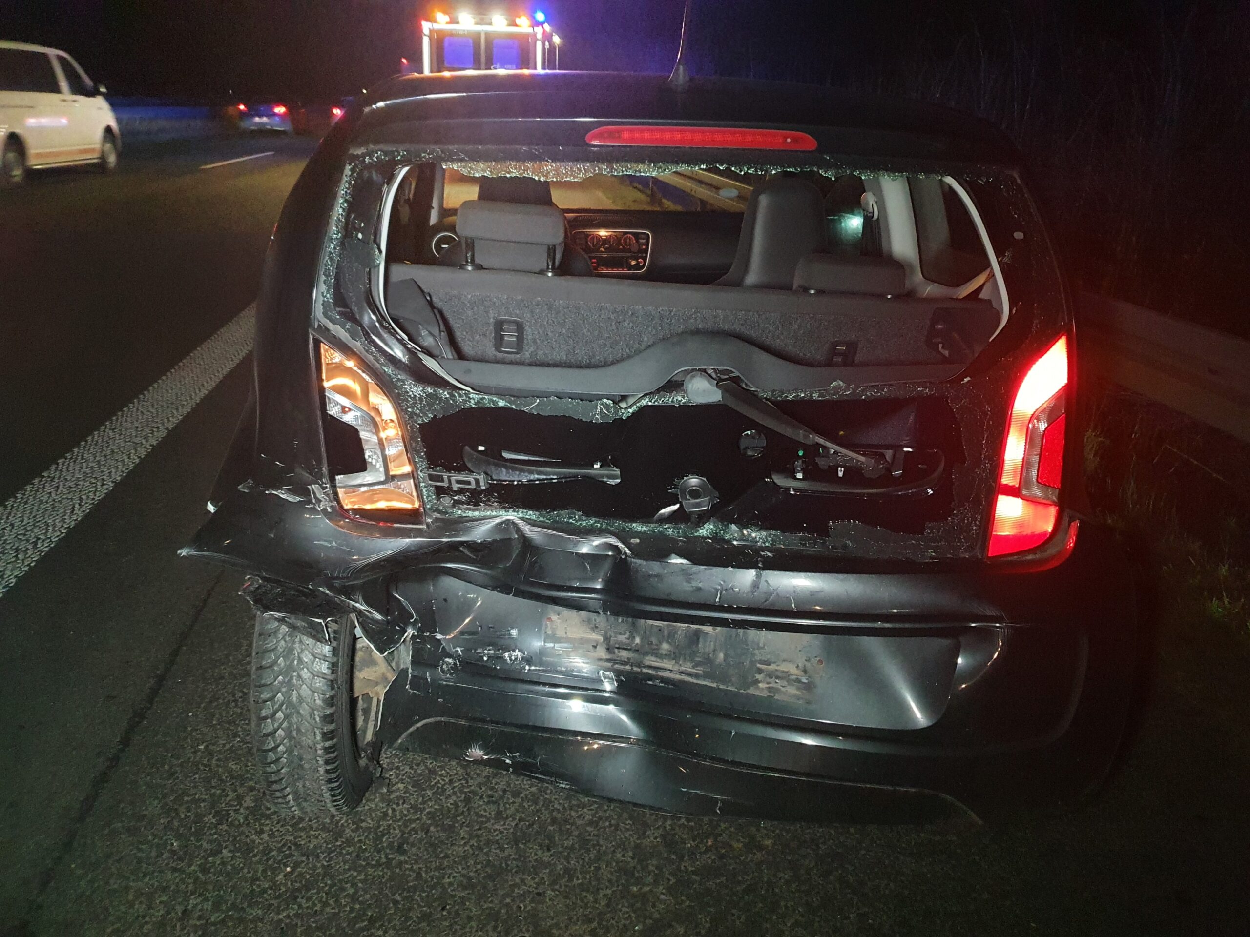 Unfall bei knappem Überholmanöver auf Autobahn – Zahlreiche Rettungskräfte rücken bei Ibbenbüren aus. / Foto: Heiko Westermann Unfall bei Überholmanöver auf Autobahn - Rettungskräfte rücken bei Ibbenbüren aus