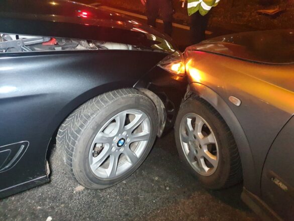 Auto überfährt Verkehrsinsel an der Autobahnauffahrt "Sutthausen" und prallt gegen einen anderen PKW
