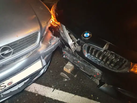 Auto überfährt Verkehrsinsel an der Autobahnauffahrt "Sutthausen" und prallt gegen einen anderen PKW