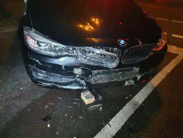 Auto überfährt Verkehrsinsel an der Autobahnauffahrt "Sutthausen" und prallt gegen einen anderen PKW