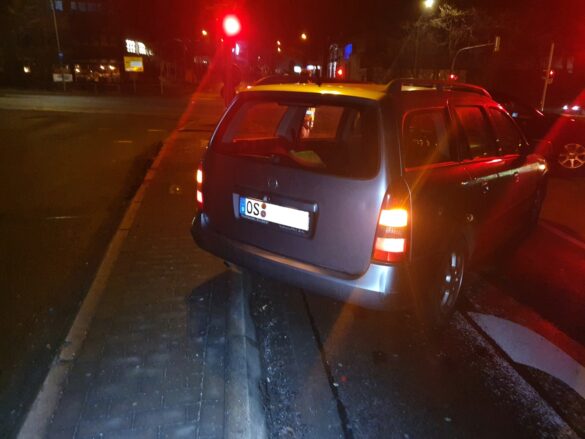 Auto überfährt Verkehrsinsel an der Autobahnauffahrt "Sutthausen" und prallt gegen einen anderen PKW
