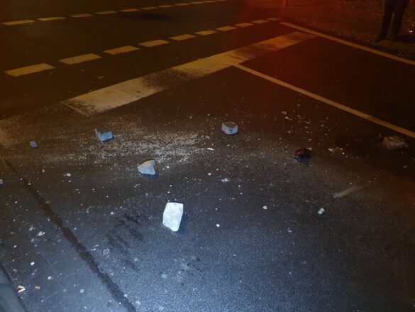 Auto überfährt Verkehrsinsel an der Autobahnauffahrt "Sutthausen" und prallt gegen einen anderen PKW